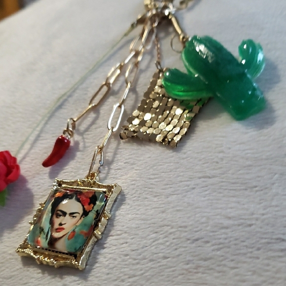 ART FRIDA KAHLO BAG CHARM PURSE KEYCHAIN GOLD FOLK ART SUCCULENT RED GREEN - Picture 4 of 8